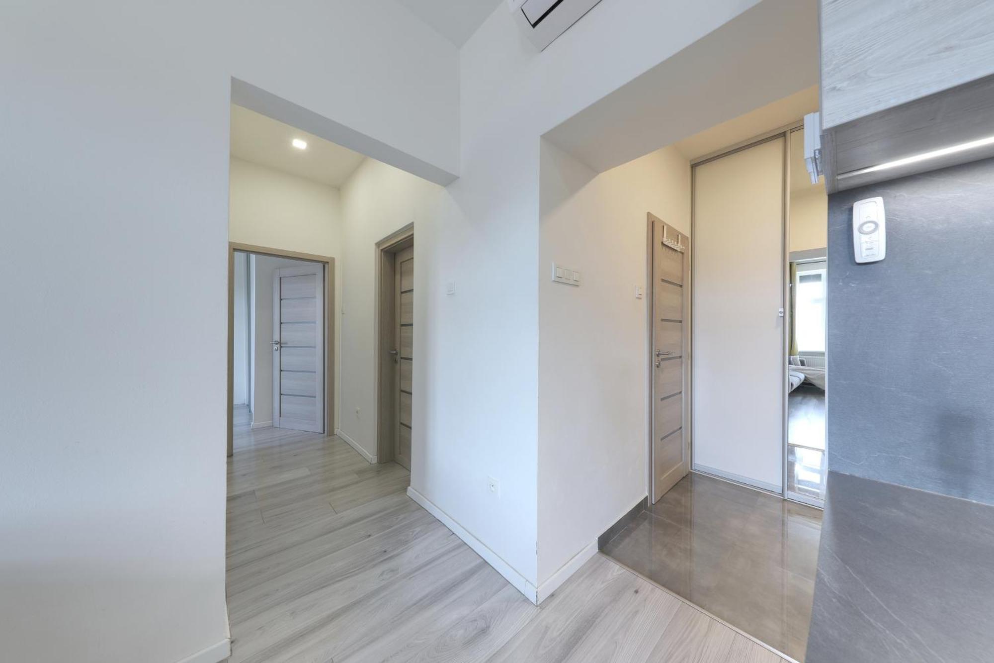 Lovely 2-Bedroom Apartment In Centre Of Братислава Екстериор снимка