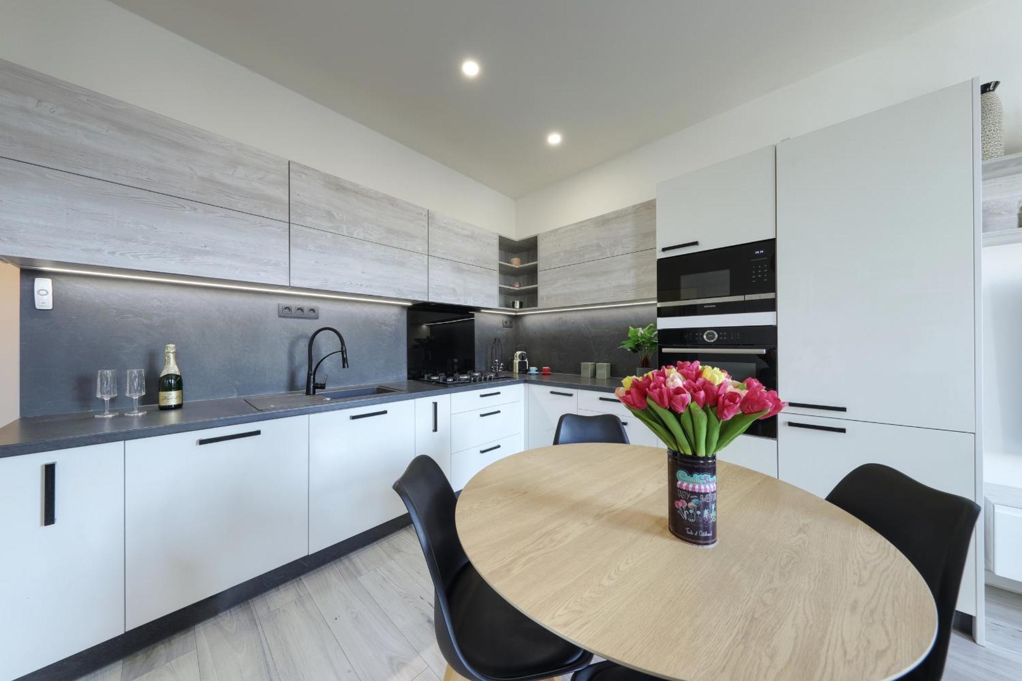 Lovely 2-Bedroom Apartment In Centre Of Братислава Екстериор снимка
